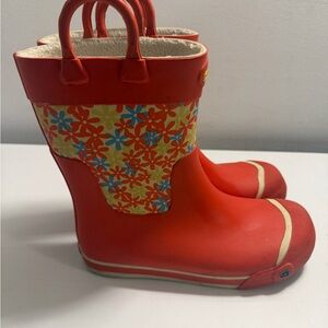 KEEN Coronado rain boots with a red upper and a floral-patterned pane